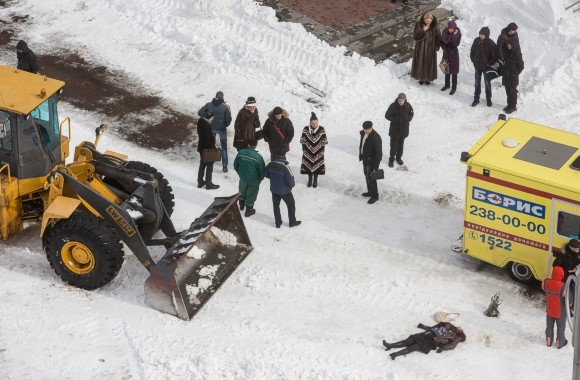 В Киеве под колесами снегоуброчной техники погибла женщина