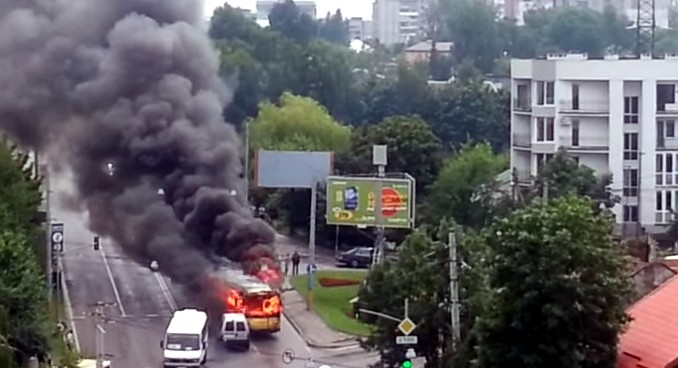 Во Львове троллейбус во время движения загорелся и врезался в дом