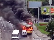 Во Львове троллейбус во время движения загорелся и врезался в дом