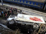В Севастополе с железнодорожного моста упал грузовик