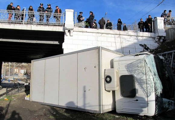 В Севастополе с железнодорожного моста упал грузовик