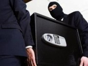 Ограбление в Харькове: неизвестные вынесли из ювелирного магазина сейф с драгоценностями