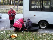 В Киеве из маршрутки на ходу выпала женщина