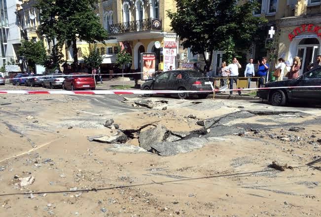 В центре Киева на проезжей части провалился асфальт, движение перекрыто