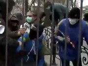 Неизвестные в масках пытались спилить забор у Администрации президента