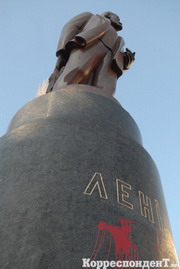 Коммунисты подрались с националистами у памятника Ленина в Киеве