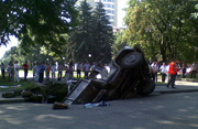 В Днепропетровске грузовик провалился под землю