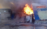 В Луганске горит гофротарный комбинат. Есть пострадавшие