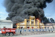 В Харькове горит вагоноремонтный завод