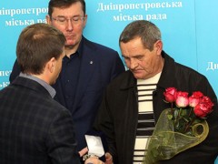 Аваков наградил днепровского водителя маршрутки пистолетом «Форт-17»