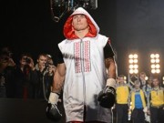 Усик одержал вторую досрочную победу в профессиональном боксе