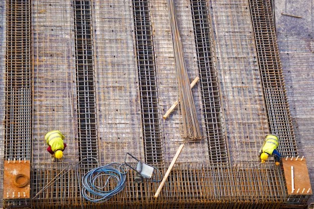 Workers putting the metal structure of a construction