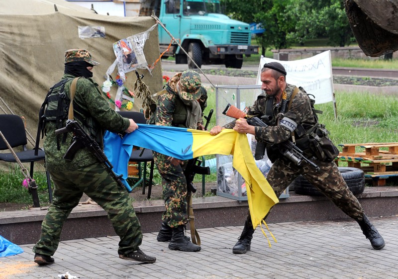 Photo: Донбасс. Кадыровские ублюдки из батальона "Восток" рвут украинский флаг.