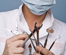 стоматолог хирург с инструментом